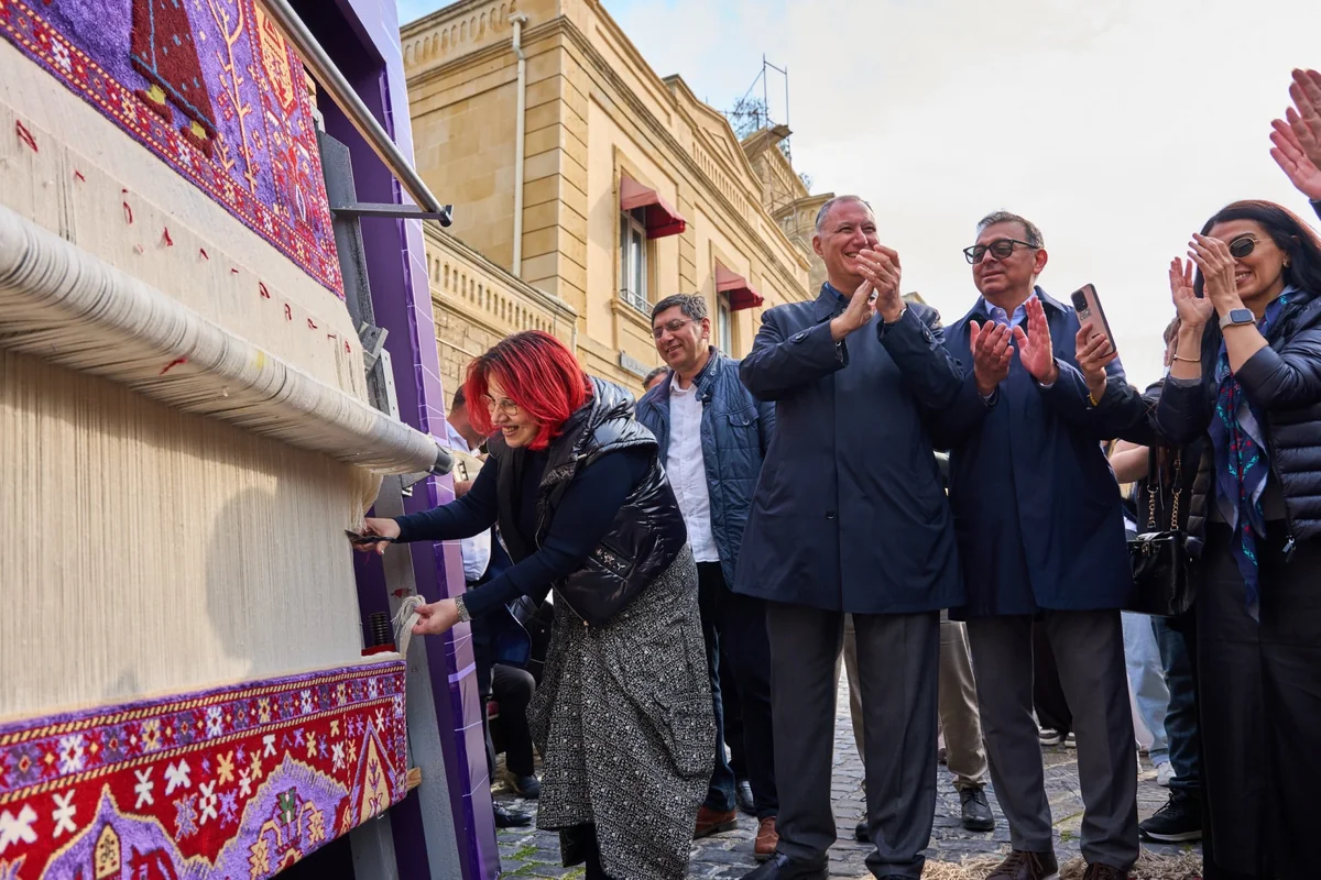 Azercell Beynəlxalq Xalça Festivalında Minlərlə ilmə, bir güc xalçasını təqdim etdi