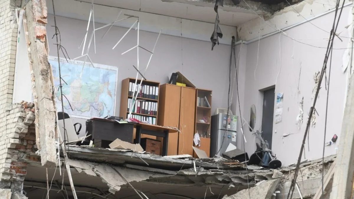 В Екатеринбурге обрушилась часть кровли колледжа, эвакуированы 97 человек