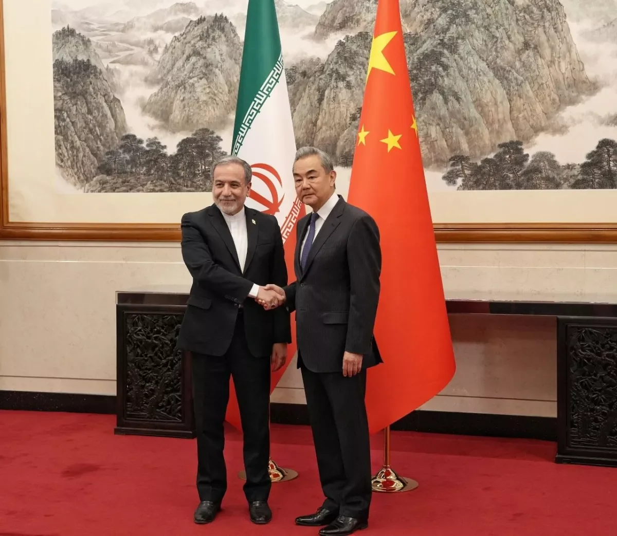 Van İ Pekində Abbas Əraqçi ilə regiondakı vəziyyəti müzakirə edib