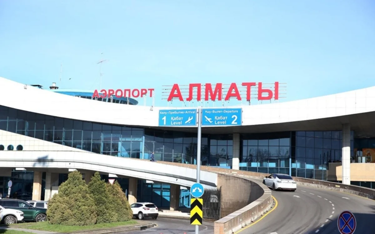 Пилота самолета Swiss Air доставили в больницу в Алматы после ЧП на борту