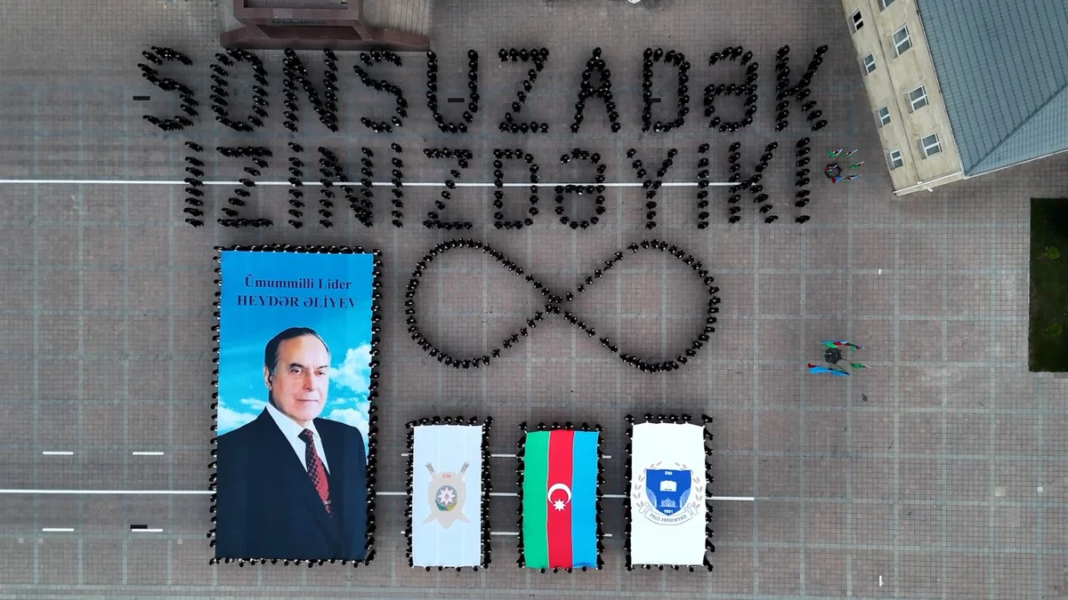 Polis kursantları Heydər Əliyevin anadan olmasının 103 illiyinə həsr olunmuş fləşmob keçiriblər
