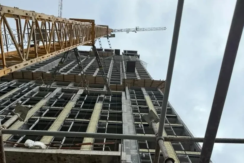 В Улан-Удэ двое рабочих сорвались с шестого этажа, один погиб