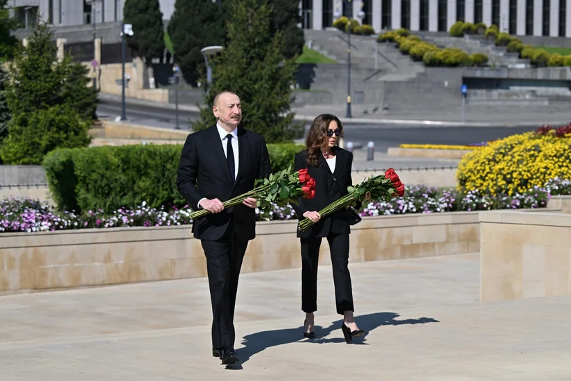 President Ilham Aliyev and First Lady Mehriban Aliyeva pay tribute to Azerbaijanis who died for Victory over fascism