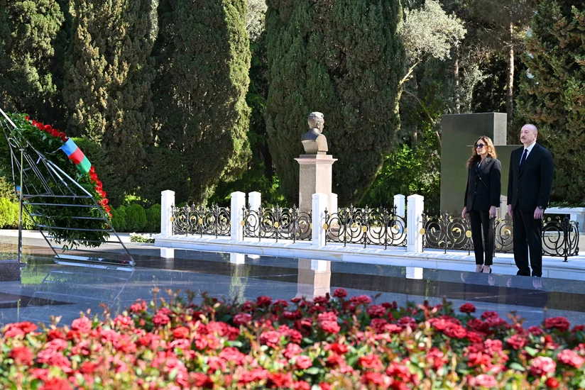President Ilham Aliyev and First Lady Mehriban Aliyeva visit tomb of National Leader Heydar Aliyev at Alley of Honors