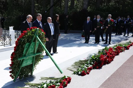 İqtisadiyyat Nazirliyinin rəhbərliyi Fəxri xiyabanda Ulu Öndər Heydər Əliyevin məzarını ziyarət edib