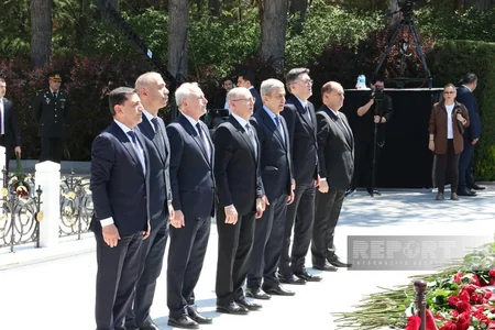 Dövlət və hökumət rəsmiləri Ulu Öndər Heydər Əliyevin məzarını ziyarət ediblər