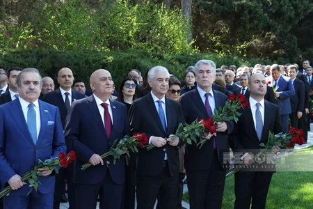 Dövlət və hökumət rəsmiləri Ulu Öndər Heydər Əliyevin məzarını ziyarət ediblər