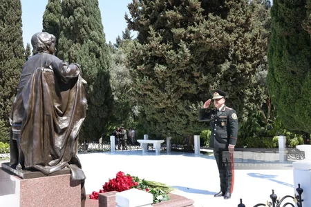 Dövlət və hökumət rəsmiləri Ulu Öndər Heydər Əliyevin məzarını ziyarət ediblər