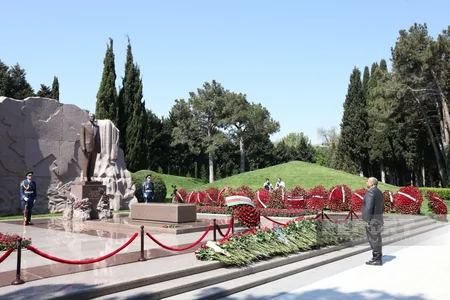 Dövlət və hökumət rəsmiləri Ulu Öndər Heydər Əliyevin məzarını ziyarət ediblər