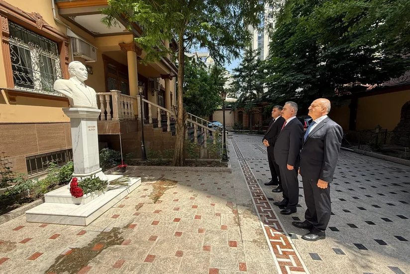 Tacikistanda Ulu Öndər Heydər Əliyevin xatirəsi anılıb