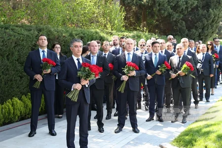 Dövlət və hökumət rəsmiləri Ulu Öndər Heydər Əliyevin məzarını ziyarət ediblər