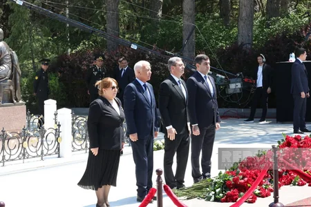 Dövlət və hökumət rəsmiləri Ulu Öndər Heydər Əliyevin məzarını ziyarət ediblər