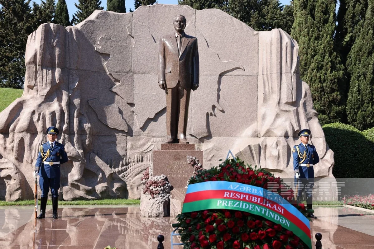 Dövlət və hökumət rəsmiləri Ulu Öndər Heydər Əliyevin məzarını ziyarət ediblər