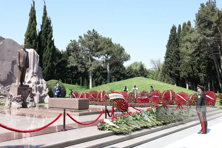 Dövlət və hökumət rəsmiləri Ulu Öndər Heydər Əliyevin məzarını ziyarət ediblər