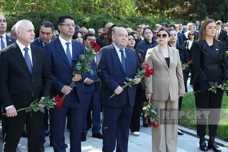 Dövlət və hökumət rəsmiləri Ulu Öndər Heydər Əliyevin məzarını ziyarət ediblər