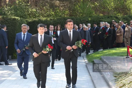 Dövlət və hökumət rəsmiləri Ulu Öndər Heydər Əliyevin məzarını ziyarət ediblər