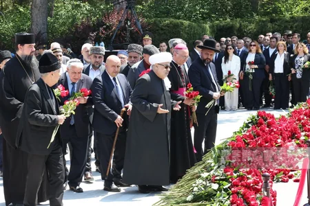 Dövlət və hökumət rəsmiləri Ulu Öndər Heydər Əliyevin məzarını ziyarət ediblər