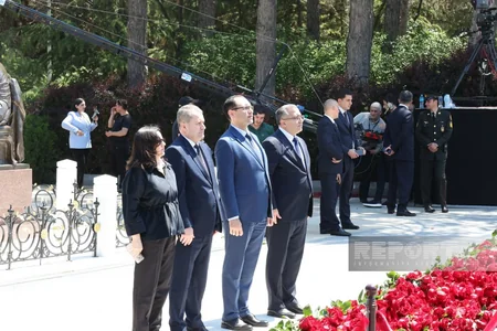 Dövlət və hökumət rəsmiləri Ulu Öndər Heydər Əliyevin məzarını ziyarət ediblər