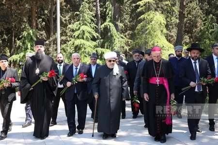 Dövlət və hökumət rəsmiləri Ulu Öndər Heydər Əliyevin məzarını ziyarət ediblər