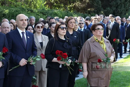 Dövlət və hökumət rəsmiləri Ulu Öndər Heydər Əliyevin məzarını ziyarət ediblər