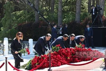 Dövlət və hökumət rəsmiləri Ulu Öndər Heydər Əliyevin məzarını ziyarət ediblər