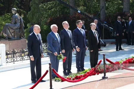 Dövlət və hökumət rəsmiləri Ulu Öndər Heydər Əliyevin məzarını ziyarət ediblər