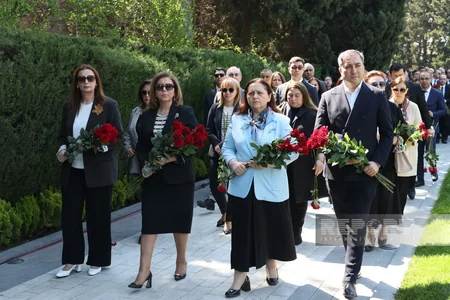 Dövlət və hökumət rəsmiləri Ulu Öndər Heydər Əliyevin məzarını ziyarət ediblər