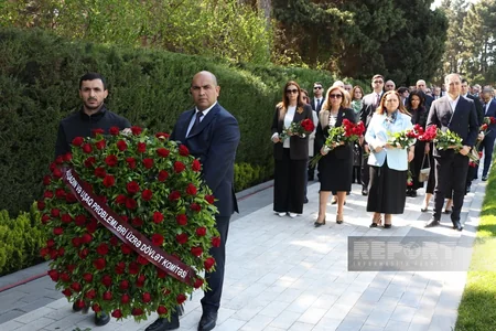 Dövlət və hökumət rəsmiləri Ulu Öndər Heydər Əliyevin məzarını ziyarət ediblər