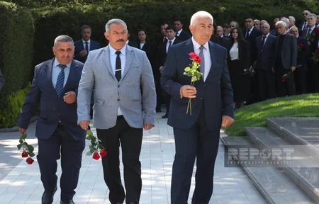 Dövlət və hökumət rəsmiləri Ulu Öndər Heydər Əliyevin məzarını ziyarət ediblər