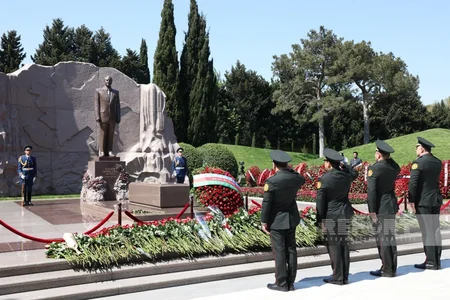 Dövlət və hökumət rəsmiləri Ulu Öndər Heydər Əliyevin məzarını ziyarət ediblər