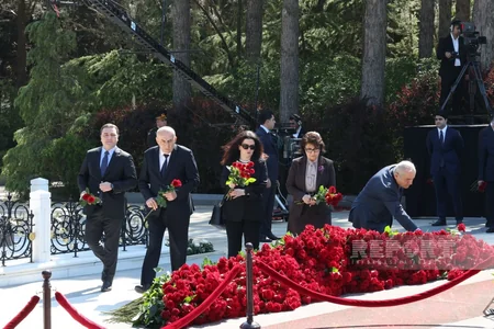 Dövlət və hökumət rəsmiləri Ulu Öndər Heydər Əliyevin məzarını ziyarət ediblər