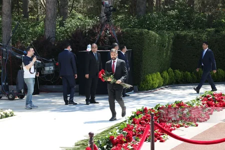 Dövlət və hökumət rəsmiləri Ulu Öndər Heydər Əliyevin məzarını ziyarət ediblər