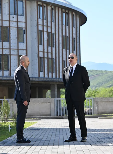 İlham Əliyev Zəngilan şəhərində inşa olunmuş ilk yaşayış kompleksinin açılışında iştirak edib