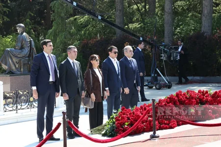 Dövlət və hökumət rəsmiləri Ulu Öndər Heydər Əliyevin məzarını ziyarət ediblər