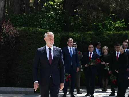 Slovakiya nümayəndə heyəti Ulu Öndər Heydər Əliyevin məzarını ziyarət edib