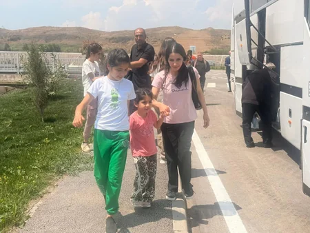 Köç karvanı Cəbrayılın Şükürbəyli kəndinə çatıb, açarlar təqdim edilib - YENİLƏNİB-2