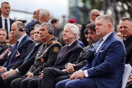 Zakir Həsənov IDEB sərgisində təkərli və tırtıllı texnikaya hücumun nümayişlərini izləyib