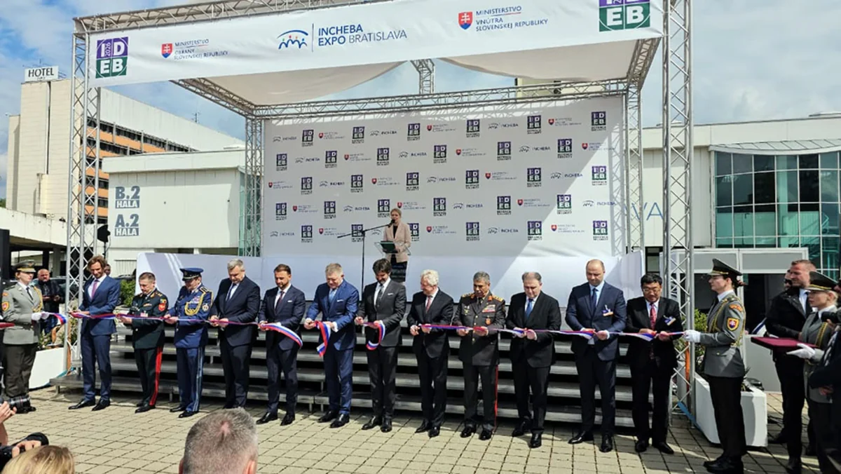 Zakir Həsənov IDEB sərgisində təkərli və tırtıllı texnikaya hücumun nümayişlərini izləyib
