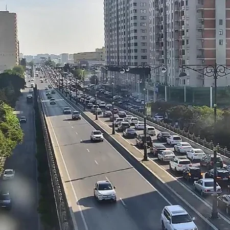 Bakının bir sıra yollarında tıxac yaranıb