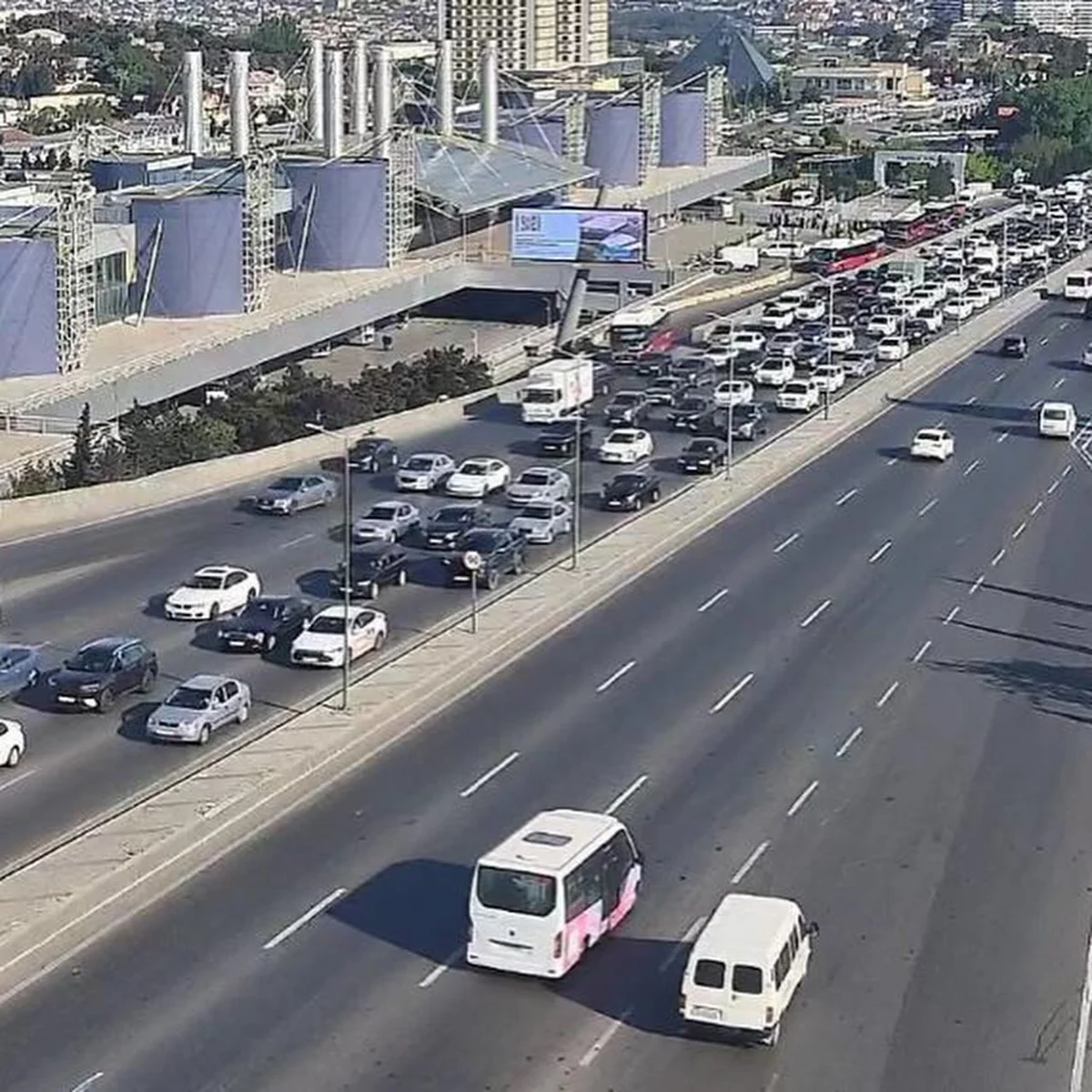 Bakının bir sıra yollarında tıxac yaranıb