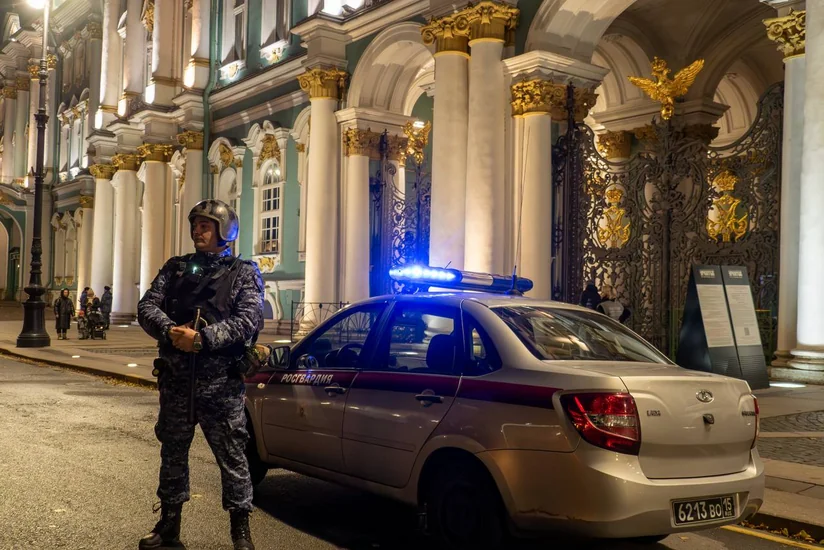 Севший на императорский трон в Эрмитаже мужчина оказал сопротивление полиции