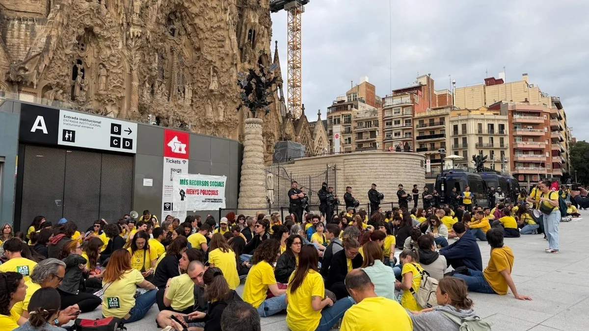В Барселоне бастующие учителя заблокировали вход в Sagrada Familia