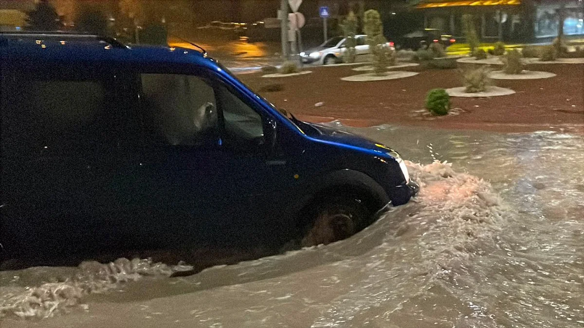 Kayseridə leysan yağışlar selə səbəb olub, nəqliyyatın hərəkətində maneələr yaranıb