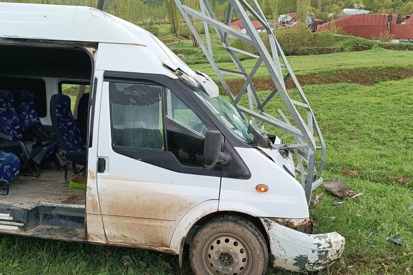 Türkiyədə sərnişin mikroavtobusu qəzaya uğrayıb, xəsarət alanlar var