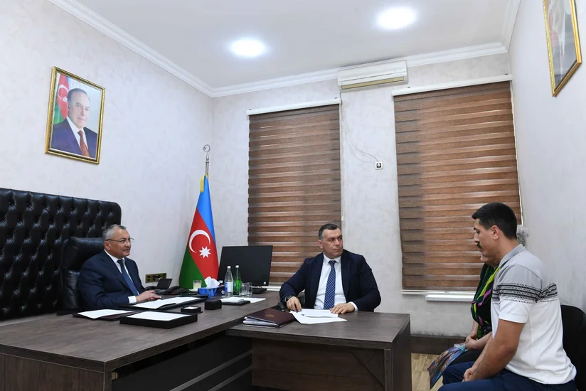 Rövşən Rzayev vətəndaşların müraciətlərini dinləyib