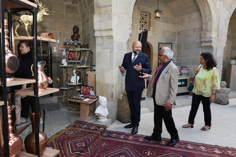 Mauritius President tours Icherisheher in Baku