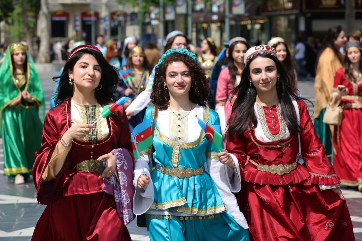 Bakının mərkəzində milli geyimlərdə gəzinti-yürüş təşkil olunub