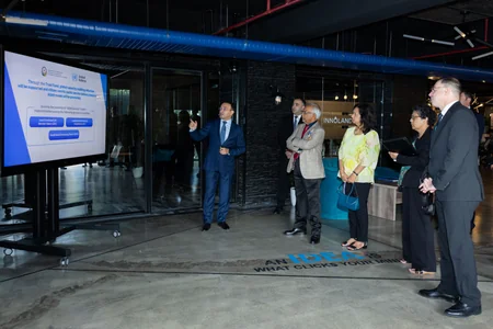 Mauritius President visits ASAN Service Center in Baku