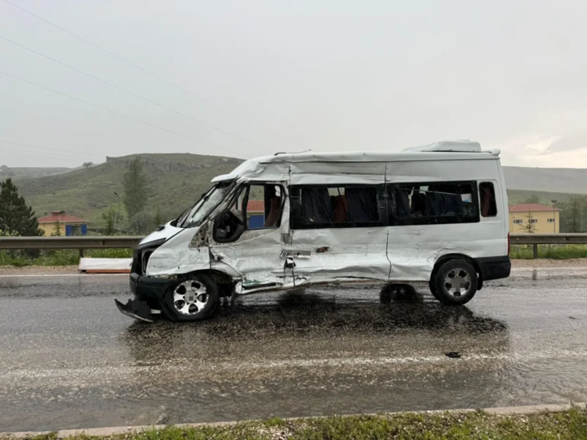 Ankarada mikroavtobus yük maşını ilə toqquşub, yaralılar var