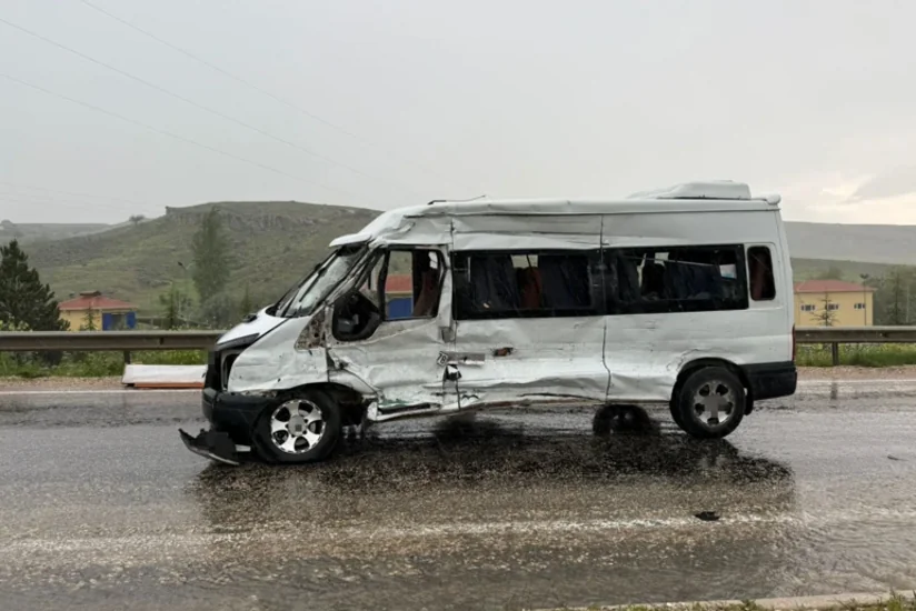 Ankarada mikroavtobus yük maşını ilə toqquşub, yaralılar var